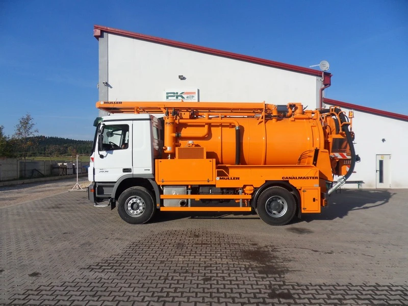 Skarżysko-Kamienna — Pojazd dwu-funkcyjny typu kombi 
Typ: Mercedes-Benz 2036  
Rok produkcji: 2010
Zabudowa: Muller