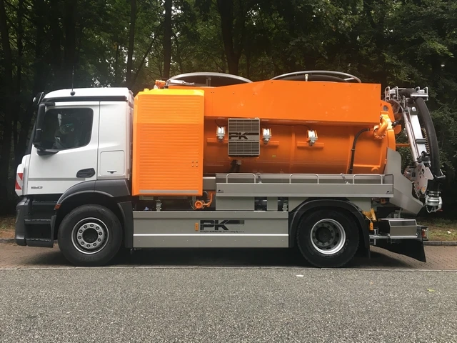 Płońsk — Pojazd dwu-funkcyjny typu Kombi
Typ:Mercedes-Benz Antos 1843
Rok produkcji: 2018(nowy)
Zabudowa: FFG Flensburg