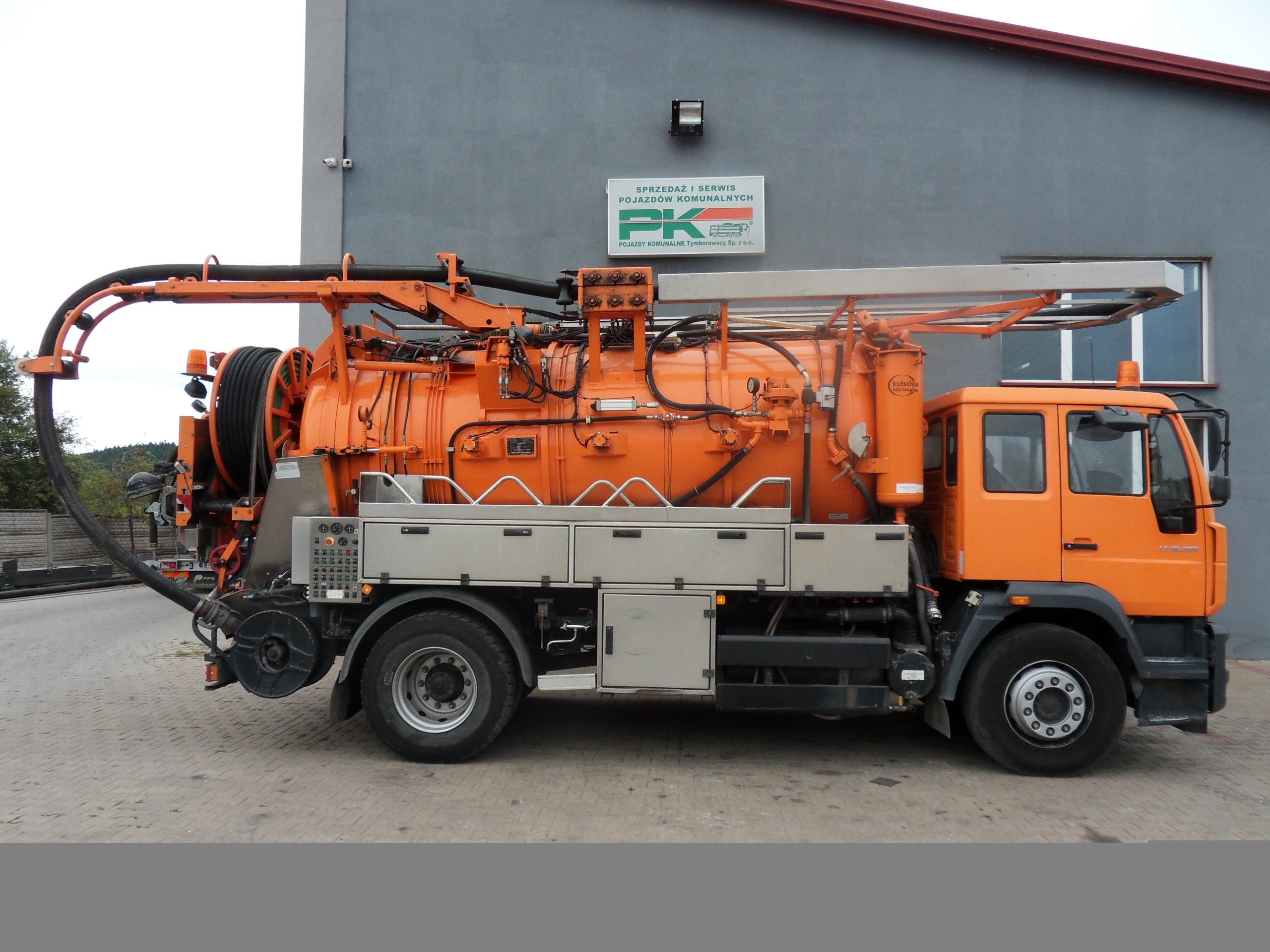 Nowa Dęba — Pojazd dwu-funkcyjny typu kombi
Typ: MAN 18-264
Rok produkcji: 2005
Zabudowa: Kutschke