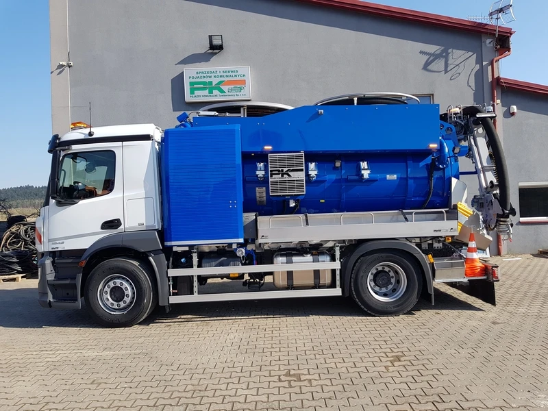 Szczecinek — Pojazd dwu-funkcyjny typu Kombi
Typ:Mercedes-Benz Antos 1843
Rok produkcji: 2019(nowy)
Zabudowa: FFG Flensburg