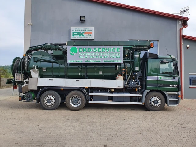 Rzeszów — Pojazd z recyklingiem
Typ:MB Actros 2543
Rok produkcji: 2002
Zabudowa: Kroll