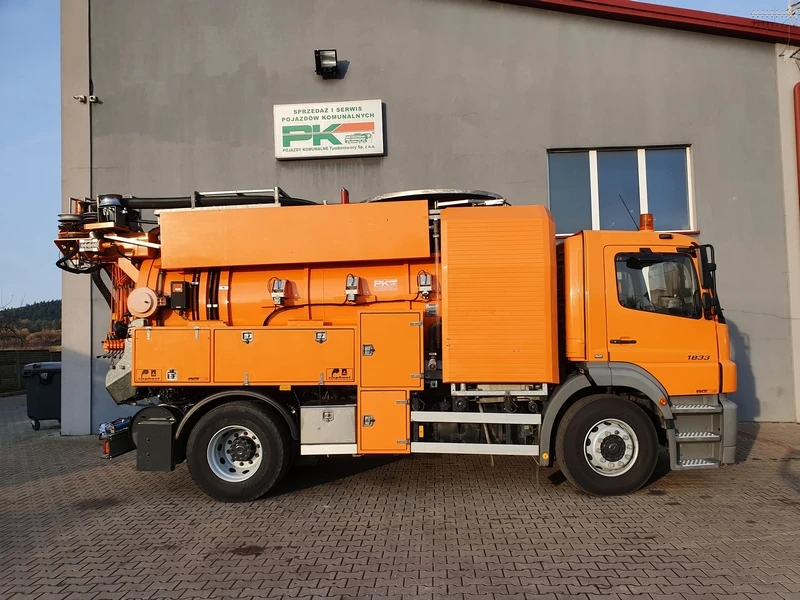 Mszoczonów — Pojazd dwu-funkcyjny typu Kombi
Typ:Mercedes-Benz 1833
Rok produkcji: 2005
Zabudowa: FFG Flensburg