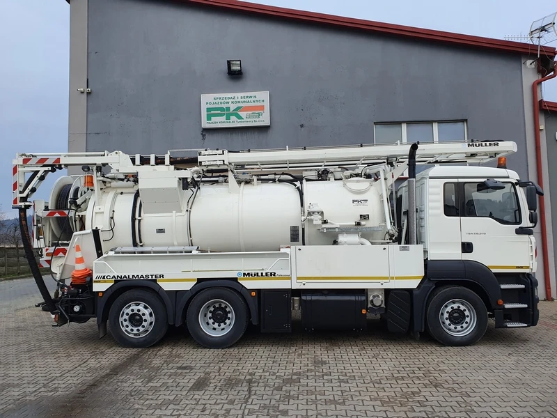 Nowy Sącz — Pojazd dwu-funkcyjny typu Kombi
Typ: MAN TGA 26.310
Rok produkcji: 2005
Zabudowa: Muller Umwelttechnik