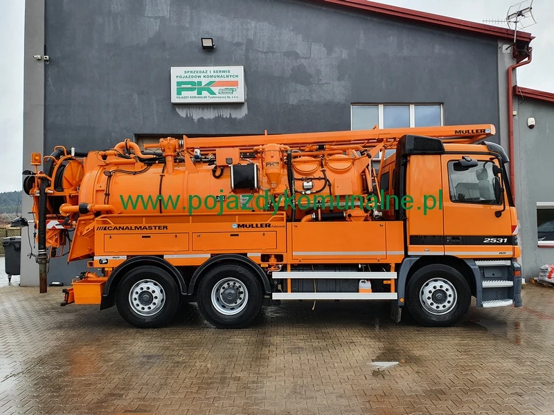 Gdańsk — Pojazd z recyklingiem
Typ: Mercedes-Benz Actros 2531
Rok produkcji: 2001
Zabudowa: Muller Umwelttechnik