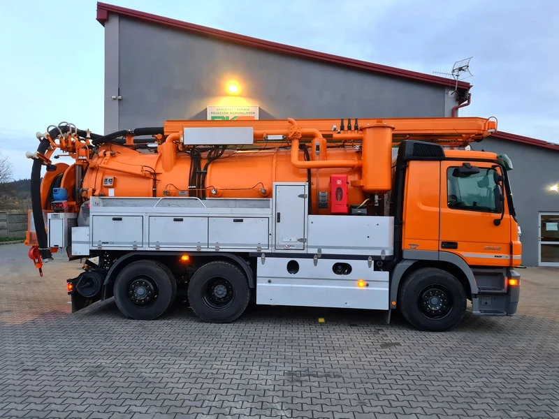 Pińczów — Pojazd dwu-funkcyjny typu Kombi
Typ:Mercedes-Benz Actros 2536
Rok produkcji: 2006
Zabudowa: Kroll
