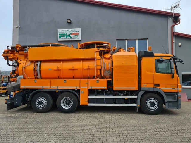 Wrocław — Pojazd z recyklingiem
Typ: Mercedes-Benz Actros 2544
Rok produkcji: 2009
Zabudowa: FFG Flensburg