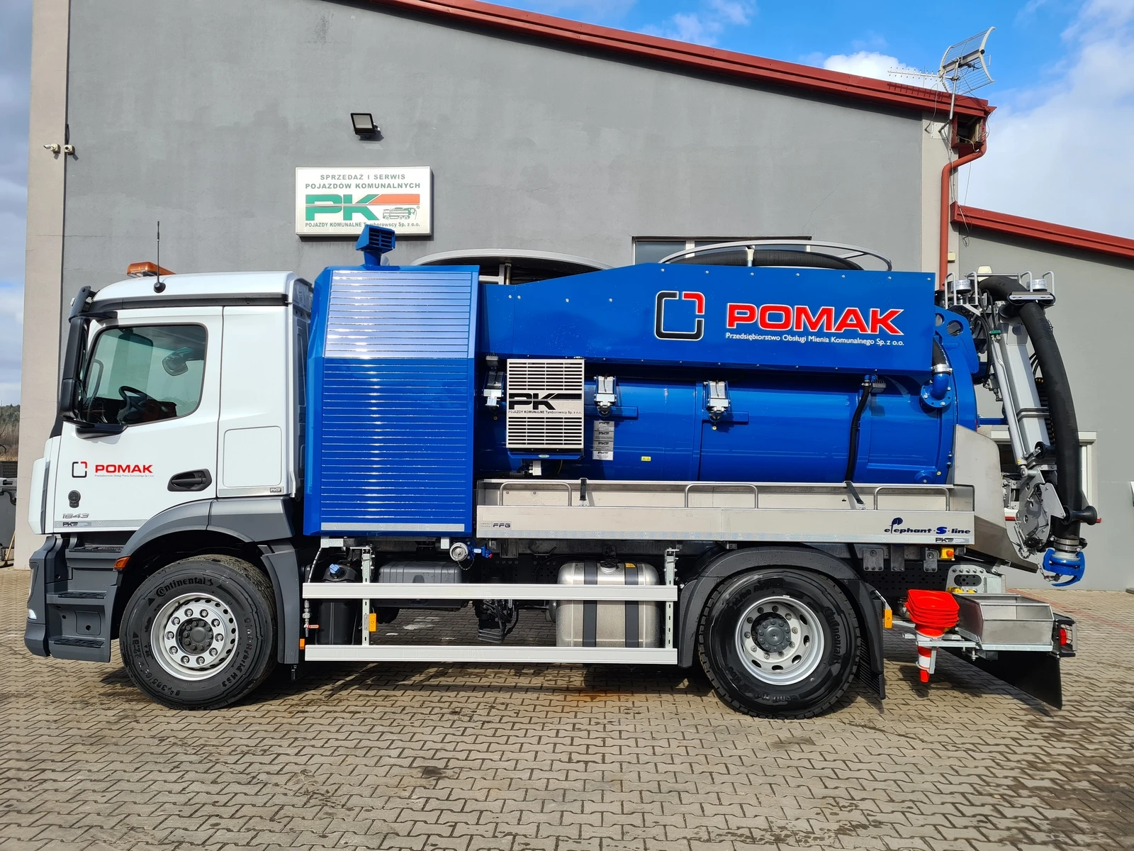 Czerwieńsk — Pojazd dwu-funkcyjny typu Kombi
Typ:Mercedes-Benz Actros 1843
Rok produkcji: 2020(nowy)
Zabudowa: FFG Flensburg