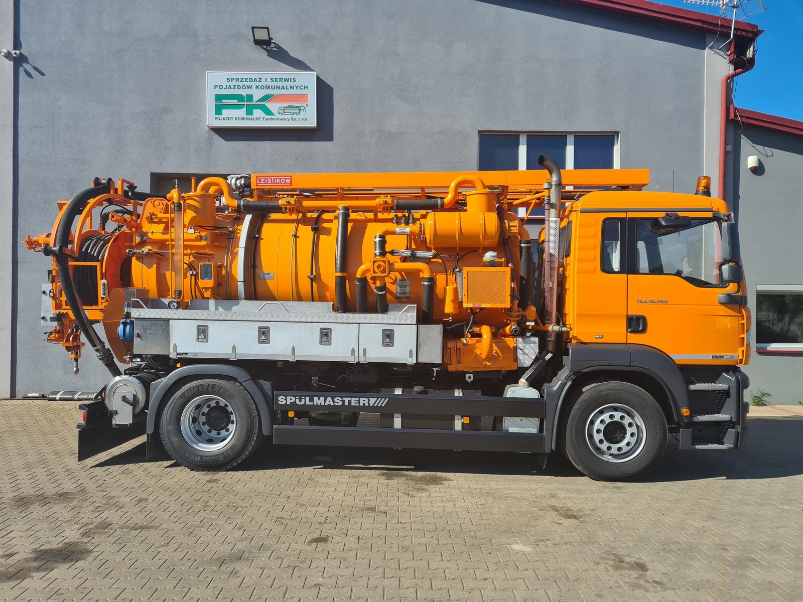 Piaseczno — Pojazd dwu-funkcyjny typu kombi
Typ: MAN TGA 18-350
Rok produkcji: 2007
Zabudowa: Leistikow