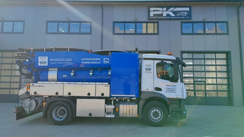Ustroń — Pojazd dwu-funkcyjny typu Kombi
Typ:Mercedes-Benz Actros 1843
Rok produkcji: 2022(nowy)
Zabudowa: FFG Umwelttechnik