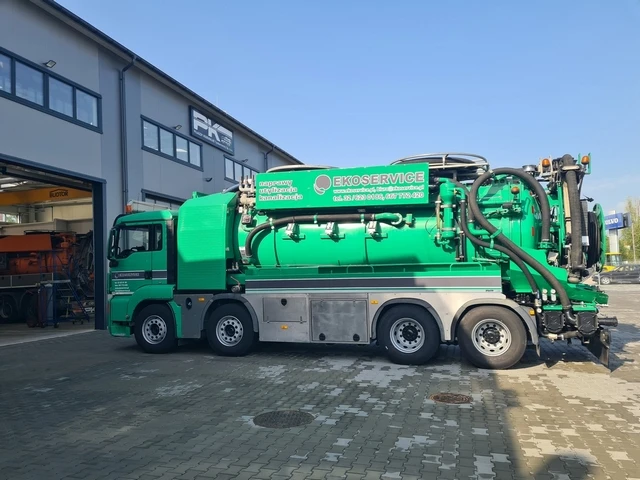 Rzeszów — Pojazd z recyklingiem
Typ:MAN TGS 35.440
Rok produkcji: 2010
Zabudowa: FFG Umwelttechnik