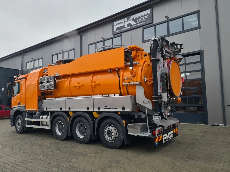 Poddębice — Pojazd dwu-funkcyjny typu Kombi
Typ:Mercedes-Benz Arocs 3251
Rok produkcji: 2022(nowy)
Zabudowa: FFG Umwelttechnik