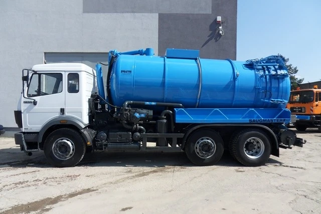 Jaworzno — Pojazd asenizacyjny z mała pompą wodną Typ: MB2422 Rok produkcji: 1992 Zabudowa: Kutschke