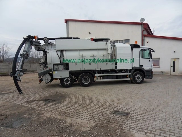 Świecie — Pojazd z recykingiem Typ:MB 2541 Rok produkcji: 2010 Zabudowa: FFG