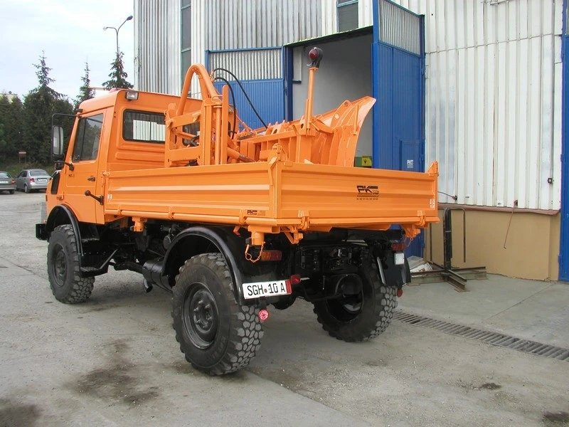 Zawiercie — Pojazd odśnieżarka 
Typ: Unimog 427/20 
Rok produkcji: 1999