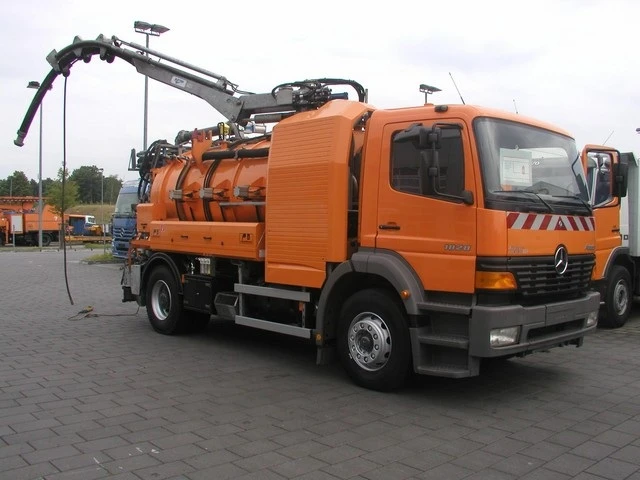 Zawiercie — Pojazd dwu-funkcyjny typu Kombi 
Typ: MB1828 
Rok produkcji: 2000 
Zabudowa: FFG