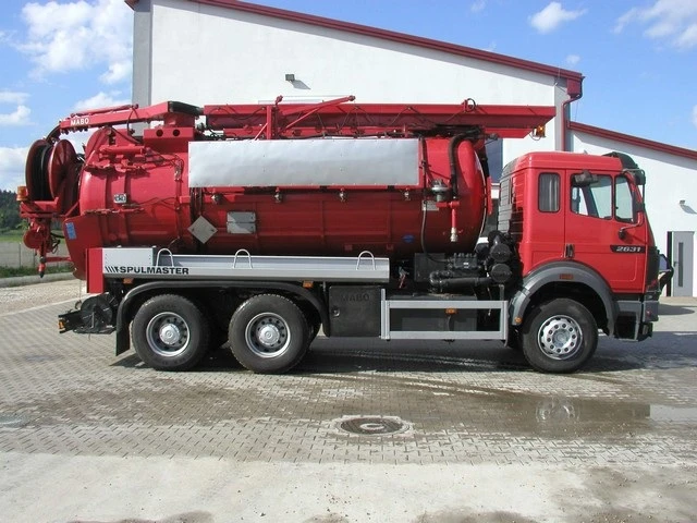 Płock — Pojazd dwu-funkcyjny typu Kombi 
Typ: MB2631 
Rok produkcji: 1994 
Zabudowa: MABO
